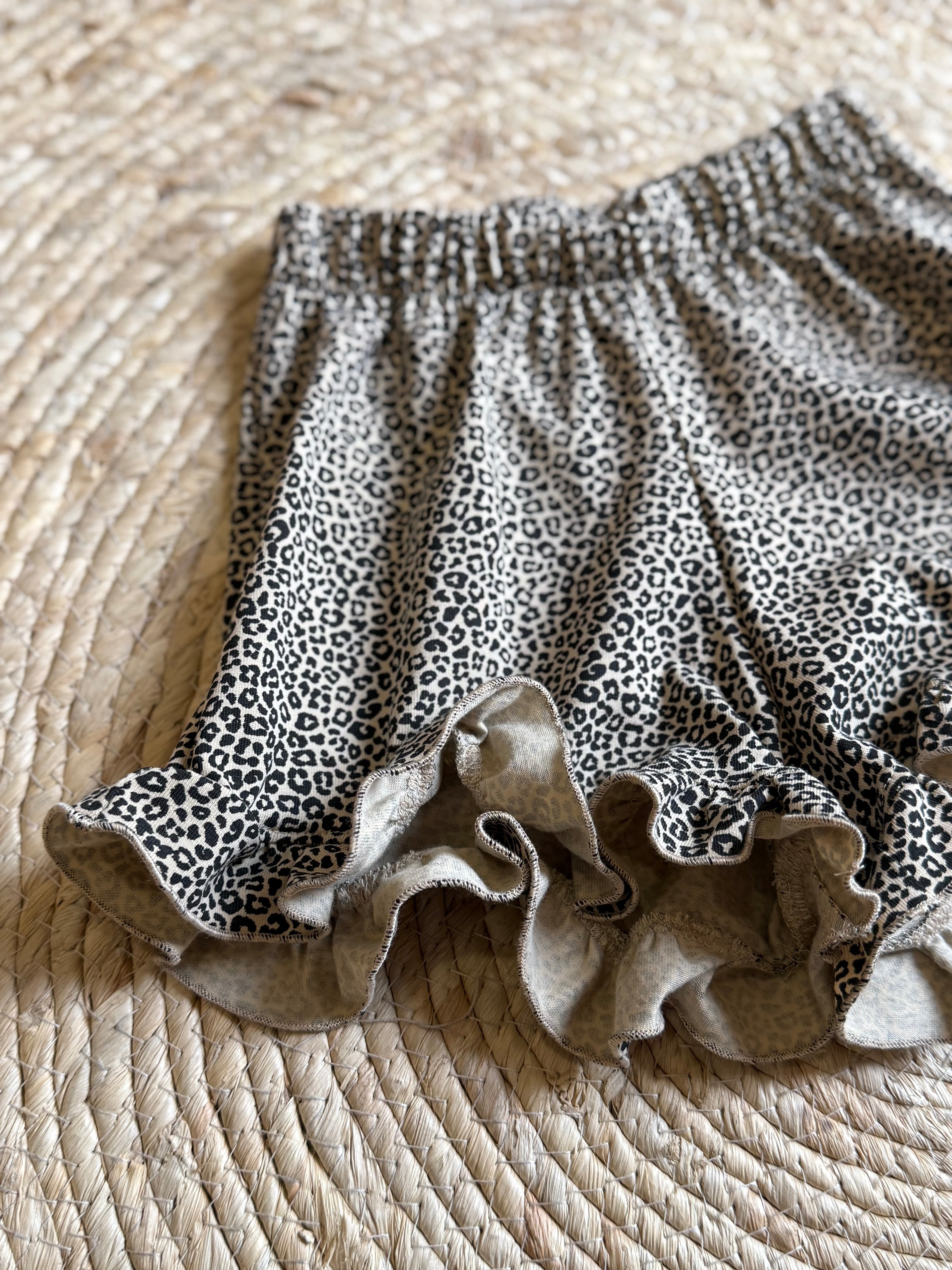 Short Ruffle Panter Zand High Waist