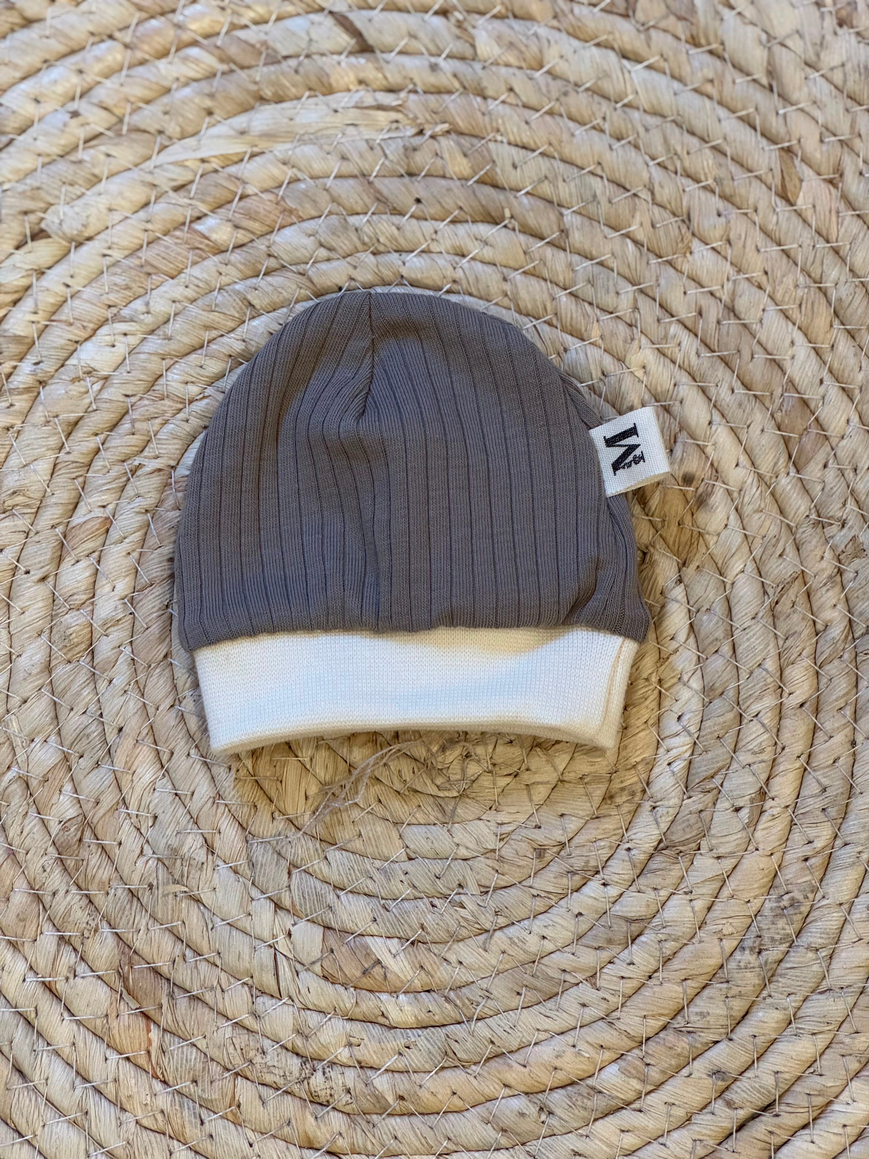Poppenmutsje Taupe Rib