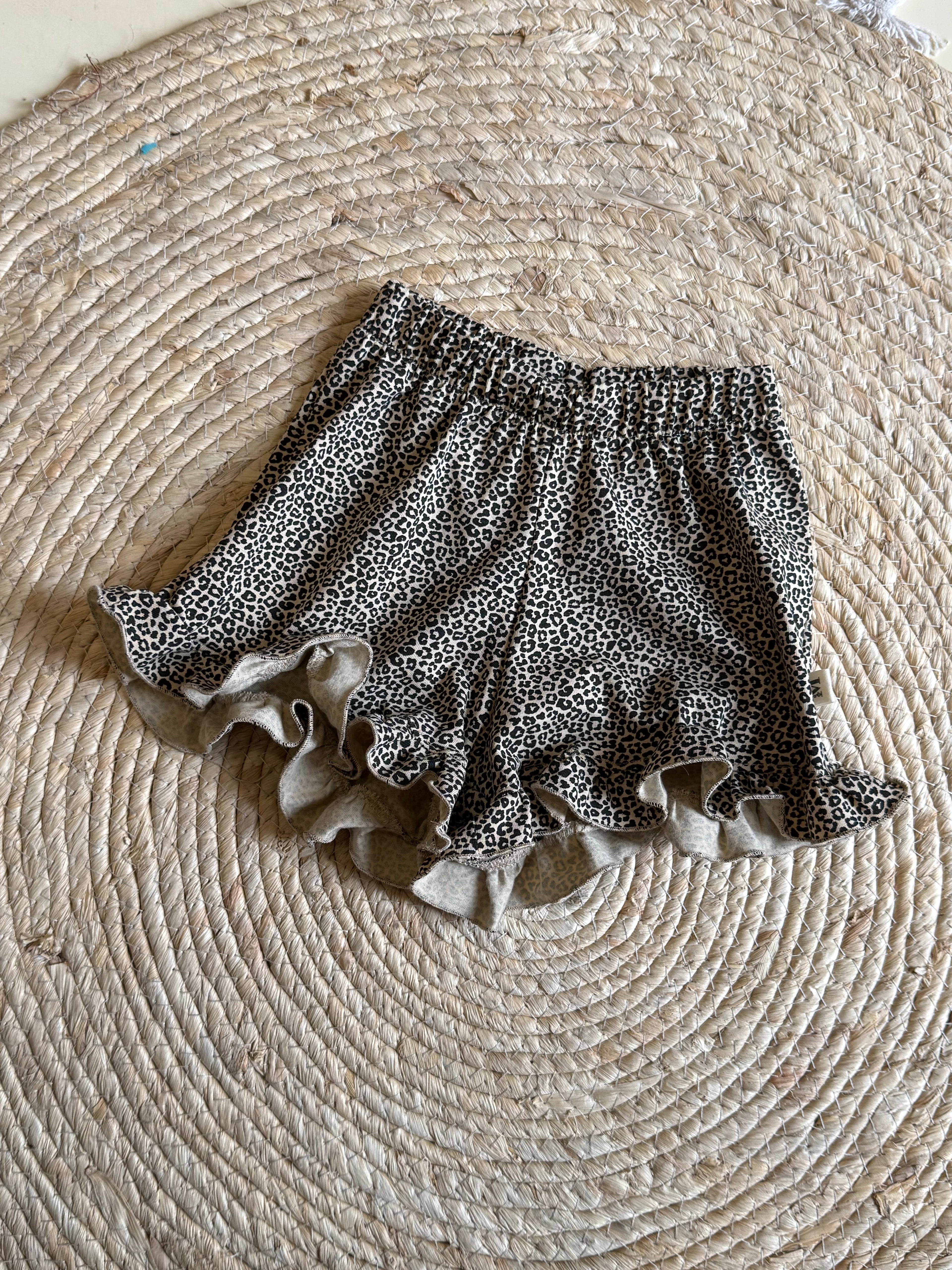 Short Ruffle Panter Zand High Waist