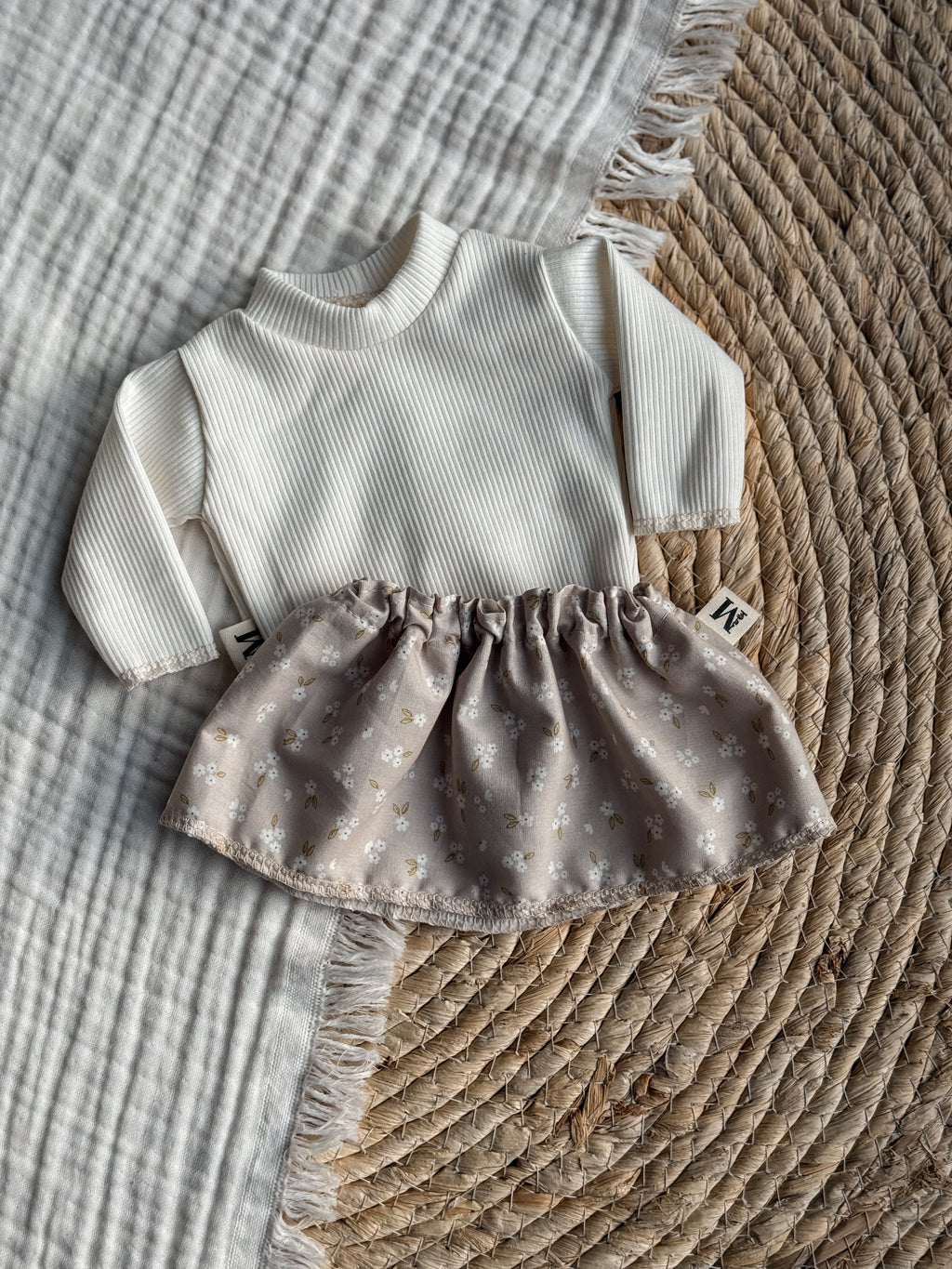 Poppenrokje Light Grey Flowers